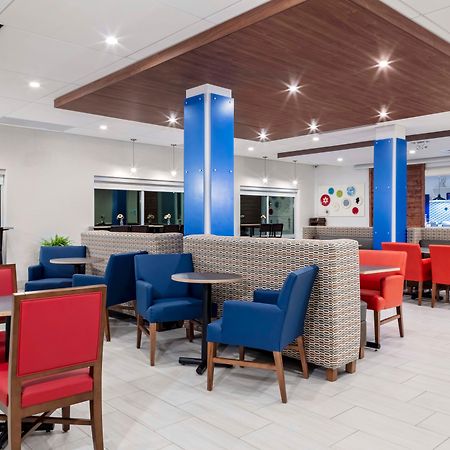 Holiday Inn Express & Suites - Madison By Ihg Luaran gambar